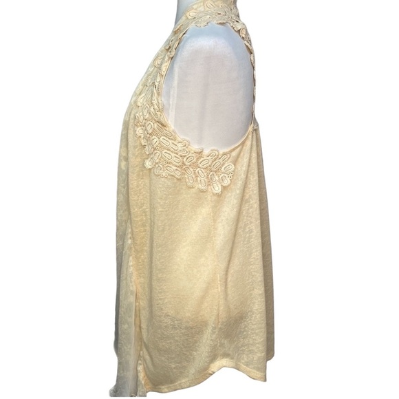 Altar’d State Lace Sleeveless Blouse - Picture 3 of 5